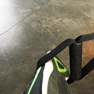 Der Sportastisch Sling Trainer Pro sitzt durch die Schlaufe gut an den Füßen