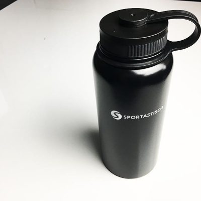 Trinkflaschen Test Sportastisch Hydro Boost Schwarz Gesamtansicht Tisch