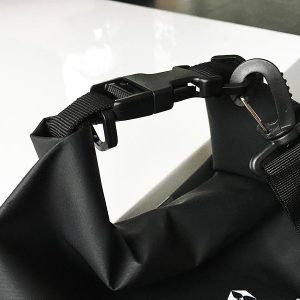 Dry Bag Test - wasserdichter Packsack DoYourOutdoor 10 Liter Schwarz Schnalle Oberseite