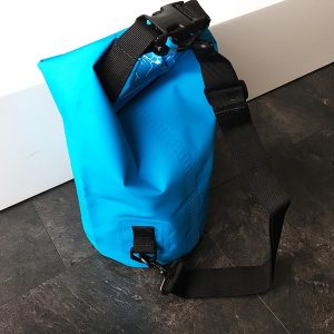 Dry Bag Test - wasserdichter Packsack DoYourOutdoor 5 Liter blau Gesamtansicht hinten