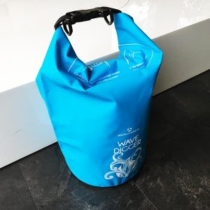 Dry Bag Test - wasserdichter Packsack DoYourOutdoor 5 Liter blau Gesamtansicht vorne